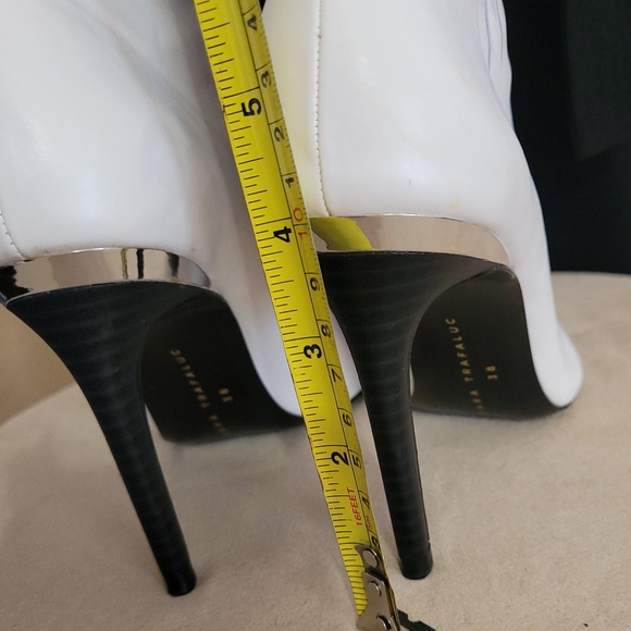 White Booties /8 - Picture 7 of 12